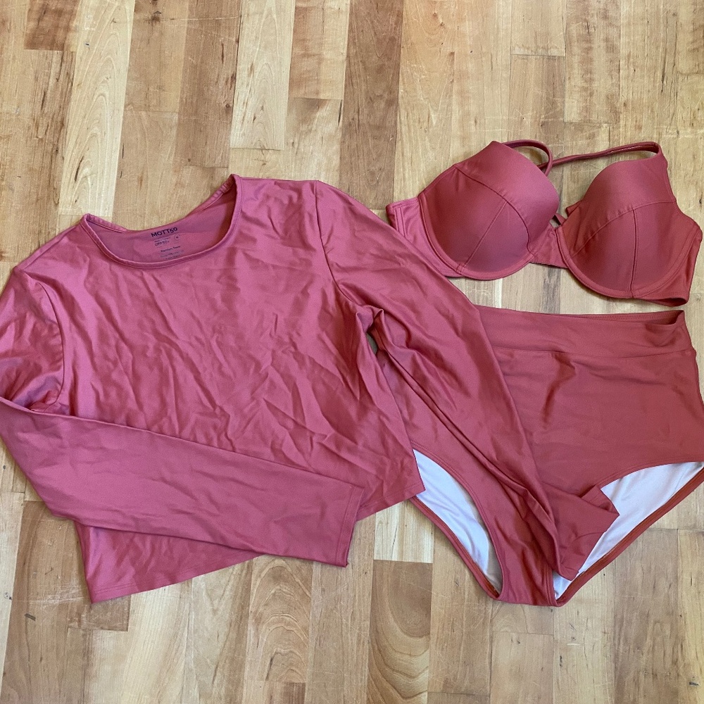 Mott50 bikini and rashgaurd